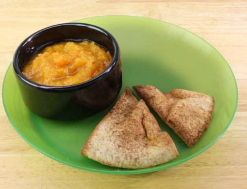 Triángulos de pita tostada con salsa de frutas – Recetas del USDA para centros de cuidado infantil